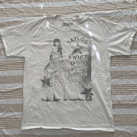TAYLOR SWIFT | CREAM (BEIGE) OFFICIAL ERAS ENCHANTED OVERSIZED T-SHIRT | size M - Picture 1 of 6
